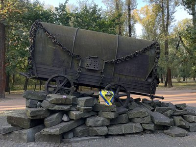 "Щоб у наших дітей була пам'ять": у Києві вшановують жертв трагедії Бабиного Яру "Щоб у наших дітей була пам'ять": у Києві вшановують жертв трагедії Бабиного Яру