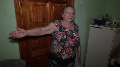 Валентина Василик показує гуртожиток, де вона проживає разом із чоловіком Валентина Василик показує гуртожиток, де вона проживає разом із чоловіком