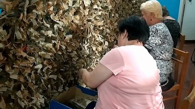 Волонтери плетуть маскувальні сітки із новітнього матеріалу — спамбонду Волонтери плетуть маскувальні сітки із новітнього матеріалу — спамбонду