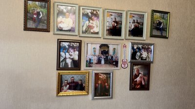 Мають трьох корів, обробляють 4 га землі та готують по 20 літрів борщу: як живе багатодітна родина Лень на Чернігівщині Мають трьох корів, обробляють 4 га землі та готують по 20 літрів борщу: як живе багатодітна родина Лень на Чернігівщині