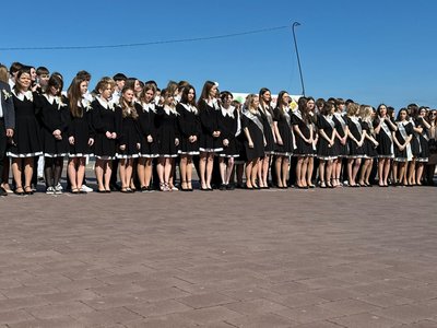 Знов до школи: еволюція уніформи та натхнення для сучасних дизайнерів. Історія шкільних костюмів Знов до школи: еволюція уніформи та натхнення для сучасних дизайнерів. Історія шкільних костюмів