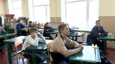 Учитель черкаської школи після демобілізації вчить учнів допомагати війську Учитель черкаської школи після демобілізації вчить учнів допомагати війську