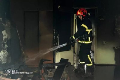 На Синельниківщині вогнеборці врятували з пожежі жінку та виявили тіло чоловіка На Синельниківщині вогнеборці врятували з пожежі жінку та виявили тіло чоловіка