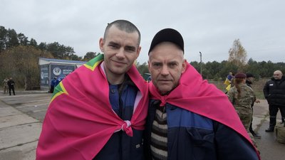 Прикордонники батько та син, які 23 жовтня повернулись до України з російського полону Прикордонники батько та син, які 23 жовтня повернулись до України з російського полону