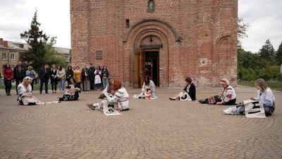На рядні зі знищеного села вишили "стійкість": до Дня вишиванки у Чернігові влаштували перформанс На рядні зі знищеного села вишили "стійкість": до Дня вишиванки у Чернігові влаштували перформанс