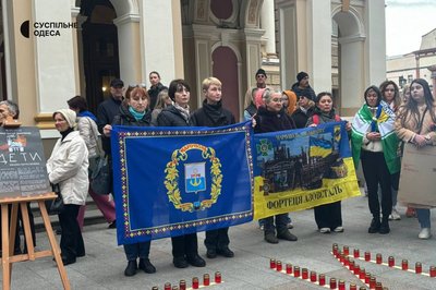 В Одесі вшанували пам'ять загиблих у маріупольському драмтеатрі В Одесі вшанували пам'ять загиблих у маріупольському драмтеатрі