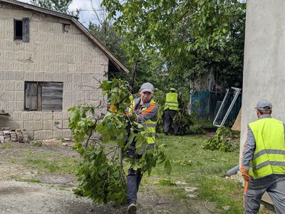 Після атаки РФ комунальники у Луцьку вивезли 120 тонн будівельних уламків Після атаки РФ комунальники у Луцьку вивезли 120 тонн будівельних уламків