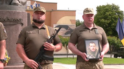 "Я його пам'ятаю добрим, сміливим хлопцем": попрощалися з Іваном Лисенком у Рівному "Я його пам'ятаю добрим, сміливим хлопцем": попрощалися з Іваном Лисенком у Рівному