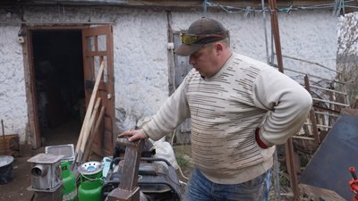 На Вінниччині чоловік майструє окопні пічки різних розмірів для захисників На Вінниччині чоловік майструє окопні пічки різних розмірів для захисників