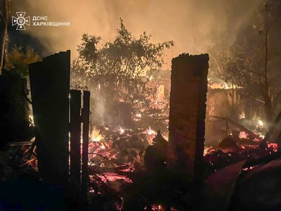 Пожежа після атаки російських дронів у Приколотному вночі 14 липня 2025 року Пожежа після атаки російських дронів у Приколотному вночі 14 липня 2025 року