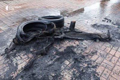 Під КМДА горіли шини: поліція з'ясовує мотиви підпалу Під КМДА горіли шини: поліція з'ясовує мотиви підпалу