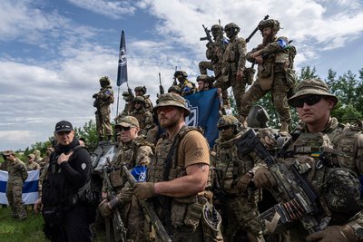 Бійці Російського добровольчого корпусу, Легіону "Свобода Росії" та Сибірського батальйону біля російського кордону в Сумській області після рейду на територію Курської області Росії, 24 травня 2023 року Бійці Російського добровольчого корпусу, Легіону "Свобода Росії" та Сибірського батальйону біля російського кордону в Сумській області після рейду на територію Курської області Росії, 24 травня 2023 року