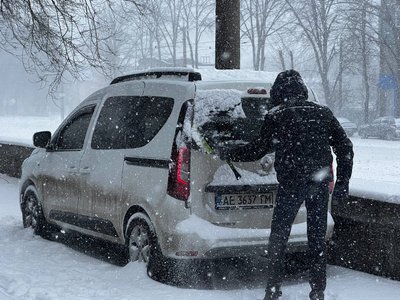Снігопад у Дніпрі: як влада та містяни борються з негодою Снігопад у Дніпрі: як влада та містяни борються з негодою