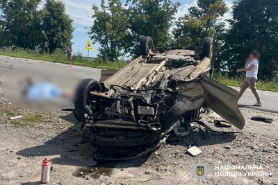 Смертельна аварія на Вінниччині: загинули двоє людей, ще одну госпіталізовано Смертельна аварія на Вінниччині: загинули двоє людей, ще одну госпіталізовано