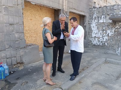 Руйнування на території дитячої лікарні Охматдит оглянули дипломати з Німеччини Руйнування на території дитячої лікарні Охматдит оглянули дипломати з Німеччини