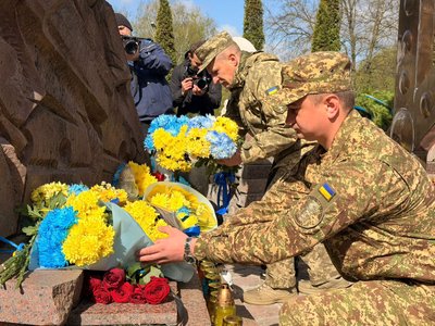 покладання квітів, військові