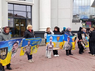 «Сподіваюся, що моя дитина жива»: акція в підтримку полонених та зниклих безвісти відбулася у Хмельницькому «Сподіваюся, що моя дитина жива»: акція в підтримку полонених та зниклих безвісти відбулася у Хмельницькому