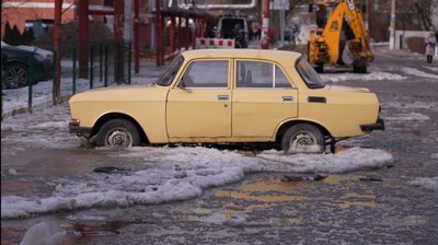 Автівки вмерзли у кригу: у Дніпрі через прорив труби затопило бульвар Кобзаря Автівки вмерзли у кригу: у Дніпрі через прорив труби затопило бульвар Кобзаря