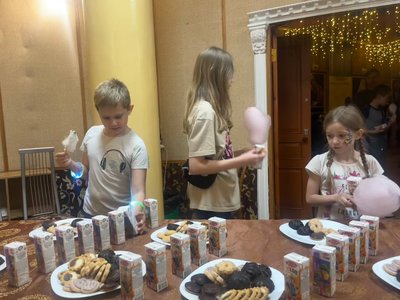 Аніматори, солодощі та подарунки. Як у Херсоні волонтери організували свято для дітей