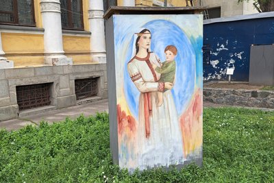 "Щоб простір був яскравішим". У Дніпрі розмальовують "бронежилети" кам’яних баб "Щоб простір був яскравішим". У Дніпрі розмальовують "бронежилети" кам’яних баб