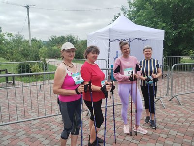 Учасники заходу Активні парки — Здорова Україна, які займаються скандинавською ходьбою.