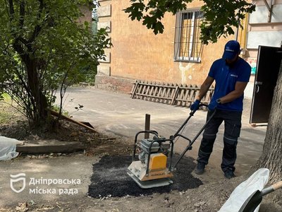У Чечелівському районі Дніпра відновлюють один з будинків, який двічі пошкодило через обстріли РФ У Чечелівському районі Дніпра відновлюють один з будинків, який двічі пошкодило через обстріли РФ