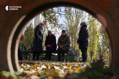 Пенсіонери сидять на лавочці у Корабельному районі в Херсоні 18 листопада 2024 року Пенсіонери сидять на лавочці у Корабельному районі в Херсоні 18 листопада 2024 року