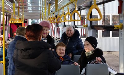 Пасажири у оновленому трамваї в Миколаєві Пасажири у оновленому трамваї в Миколаєві
