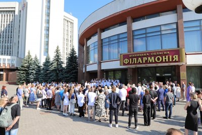 На фасаді Вінницької обласної філармонії встановили меморіальну дошку На фасаді Вінницької обласної філармонії встановили меморіальну дошку