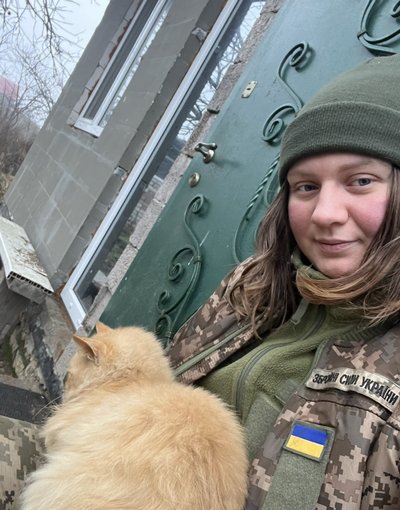 Олена із рудим котом на руках Олена із рудим котом на руках