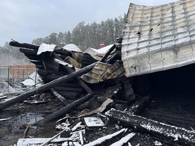 "Полум’я швидко поширювалось": уламки "шахедів" спричинили пожежу і руйнування у Сумах "Полум’я швидко поширювалось": уламки "шахедів" спричинили пожежу і руйнування у Сумах