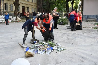 Комунальники ліквідовують наслідки обстрілу Комунальники ліквідовують наслідки обстрілу