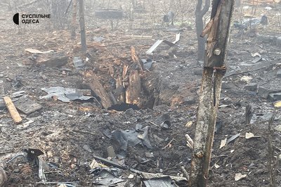 Вибило вікна, згорнулися в гармошку двері: фото наслідків нічної атаки БпЛА на Одесу Вибило вікна, згорнулися в гармошку двері: фото наслідків нічної атаки БпЛА на Одесу