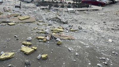 Уламки на автівках і вибиті вікна: фото наслідків нічної атаки на Одесу Уламки на автівках і вибиті вікна: фото наслідків нічної атаки на Одесу