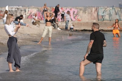 Купання, прогулянки та риболовля: яким був початок оксамитового сезону в Одесі Купання, прогулянки та риболовля: яким був початок оксамитового сезону в Одесі