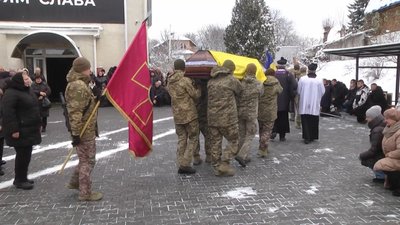На Хмельниччині попрощалися із 39-річним захисником Олексієм Вальчуком На Хмельниччині попрощалися із 39-річним захисником Олексієм Вальчуком