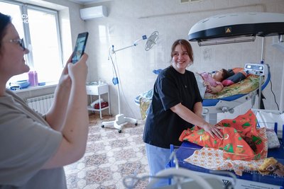 Оля і Оля з новонародженою донькою Насті та Андрія Оля і Оля з новонародженою донькою Насті та Андрія