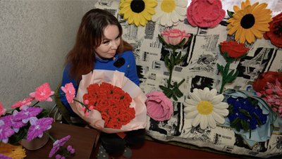 "Буде стояти і радувати око кожен день": черкащанка створює "вічні" квіти із синельного дроту