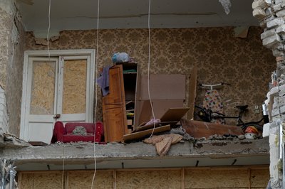 "Я проти того, щоб з росіянами миритися". Як оговтуються жителі пошкодженого будинку на Гагаріна після атаки 22 червня "Я проти того, щоб з росіянами миритися". Як оговтуються жителі пошкодженого будинку на Гагаріна після атаки 22 червня