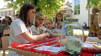 На Житомирщині у День вишиванки діти влаштували благодійний ярмарок, щоб зібрати гроші для ЗСУ