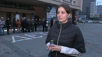 У Дніпрі лампадками виклали напис "Діти": роковини удару по драмтеатру в Маріуполі