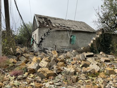 Херсон, обстріли, листопад 2024, будинок, паркан Херсон, обстріли, листопад 2024, будинок, паркан