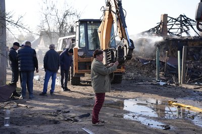 "Їх витягували через вікно": фоторепортаж з місця атаки безпілотників на приватні будинки у Черкаси