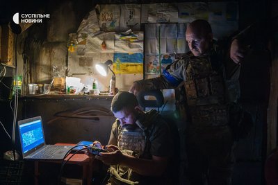 командир роти спостерігає, як боєць пілотує дрон зі скидом, Часів Яр, Донеччина, 9 липня 2024 року