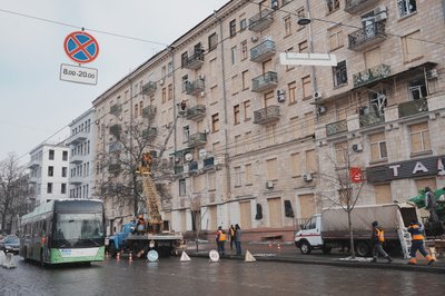 На вулиці Сумській у Харкові усувають наслідки влучання "Шахеда" 26 лютого 2025 року На вулиці Сумській у Харкові усувають наслідки влучання "Шахеда" 26 лютого 2025 року