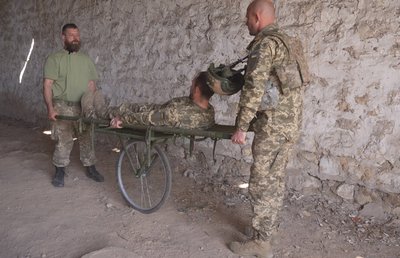 Рятують вдвічі швидше: боєць зі 128-ї бригади ТрО розробив конструкцію для евакуаційних нош Рятують вдвічі швидше: боєць зі 128-ї бригади ТрО розробив конструкцію для евакуаційних нош