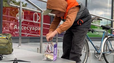 На дримбі за донат грає військовий із Рівненщини у власну коротку відпустку На дримбі за донат грає військовий із Рівненщини у власну коротку відпустку