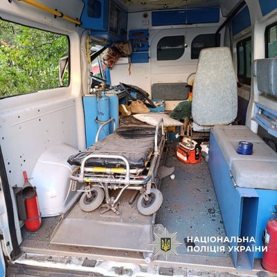 Автівка екстреної медичної допомоги у Куп'янську пошкоджена внаслідок удару російського FPV-дрона, 17 липня 2025 року