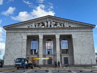 Окупанти готуються до відкриття драмтеатру в Маріуполі Окупанти готуються до відкриття драмтеатру в Маріуполі