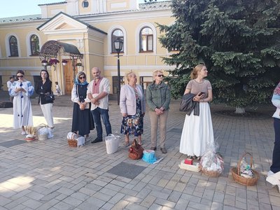Святкування Великодня у Києві: у Михайлівському соборі освячують паски Святкування Великодня у Києві: у Михайлівському соборі освячують паски